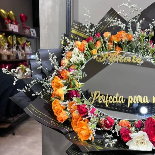 Ramo de flores rosas spray y espejo personalizado